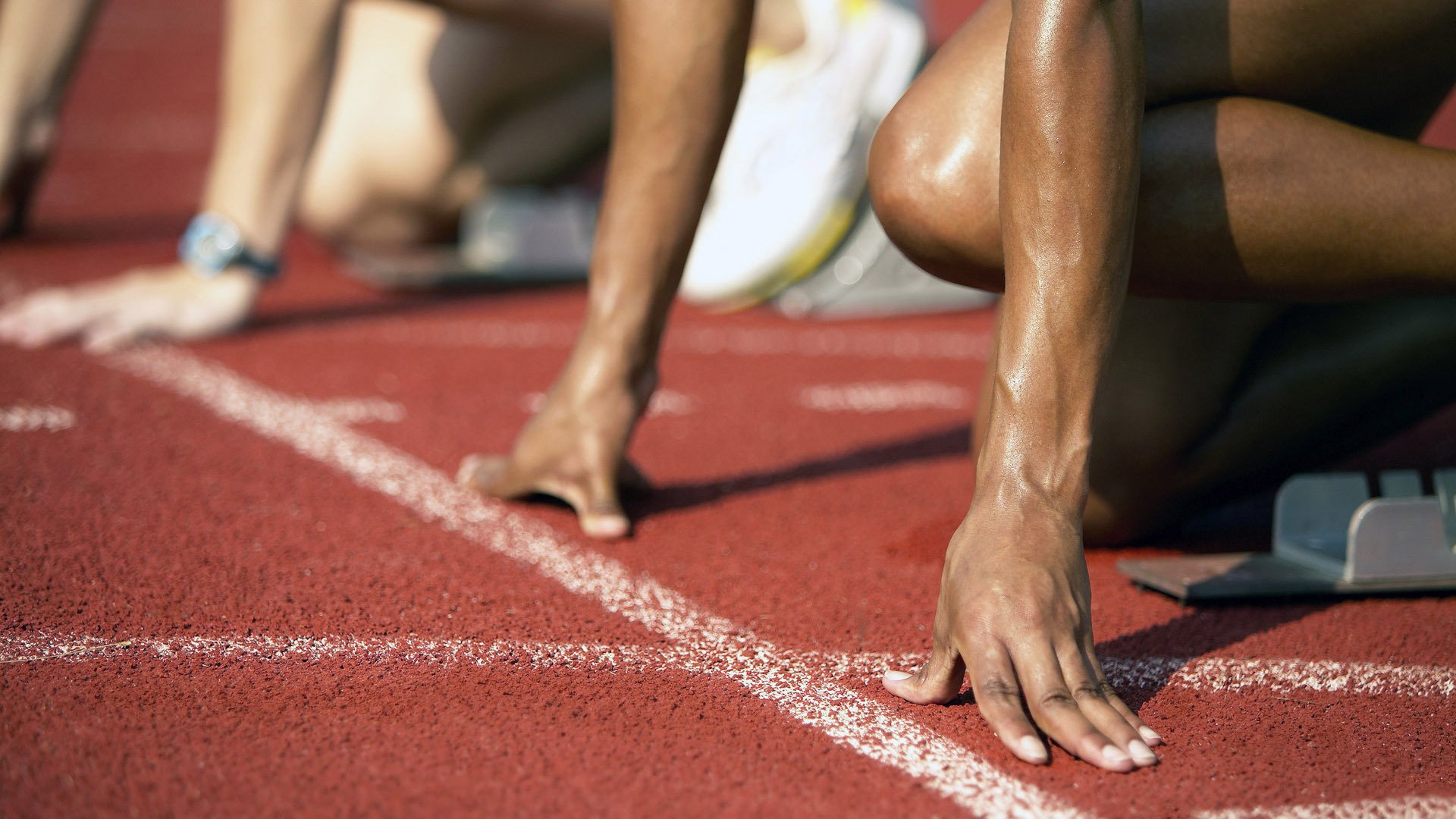 国际帆船比赛在复杂海况中展开激烈角逐，国际帆船大奖赛的帆船